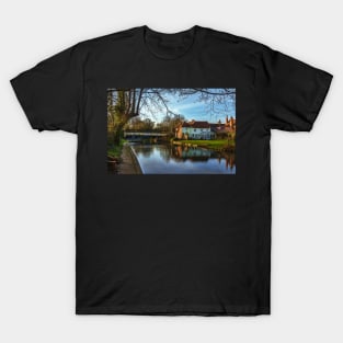 The Kennet and Avon At Sulhamstead T-Shirt